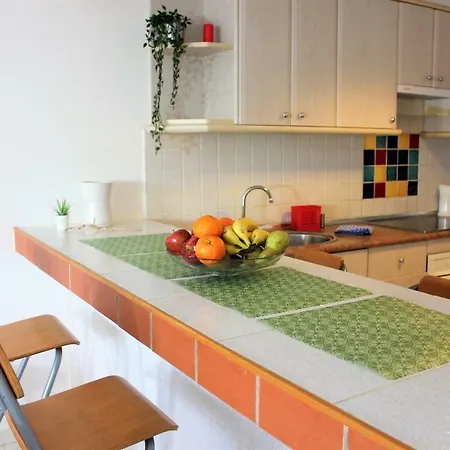 By Marina 科拉雷侯